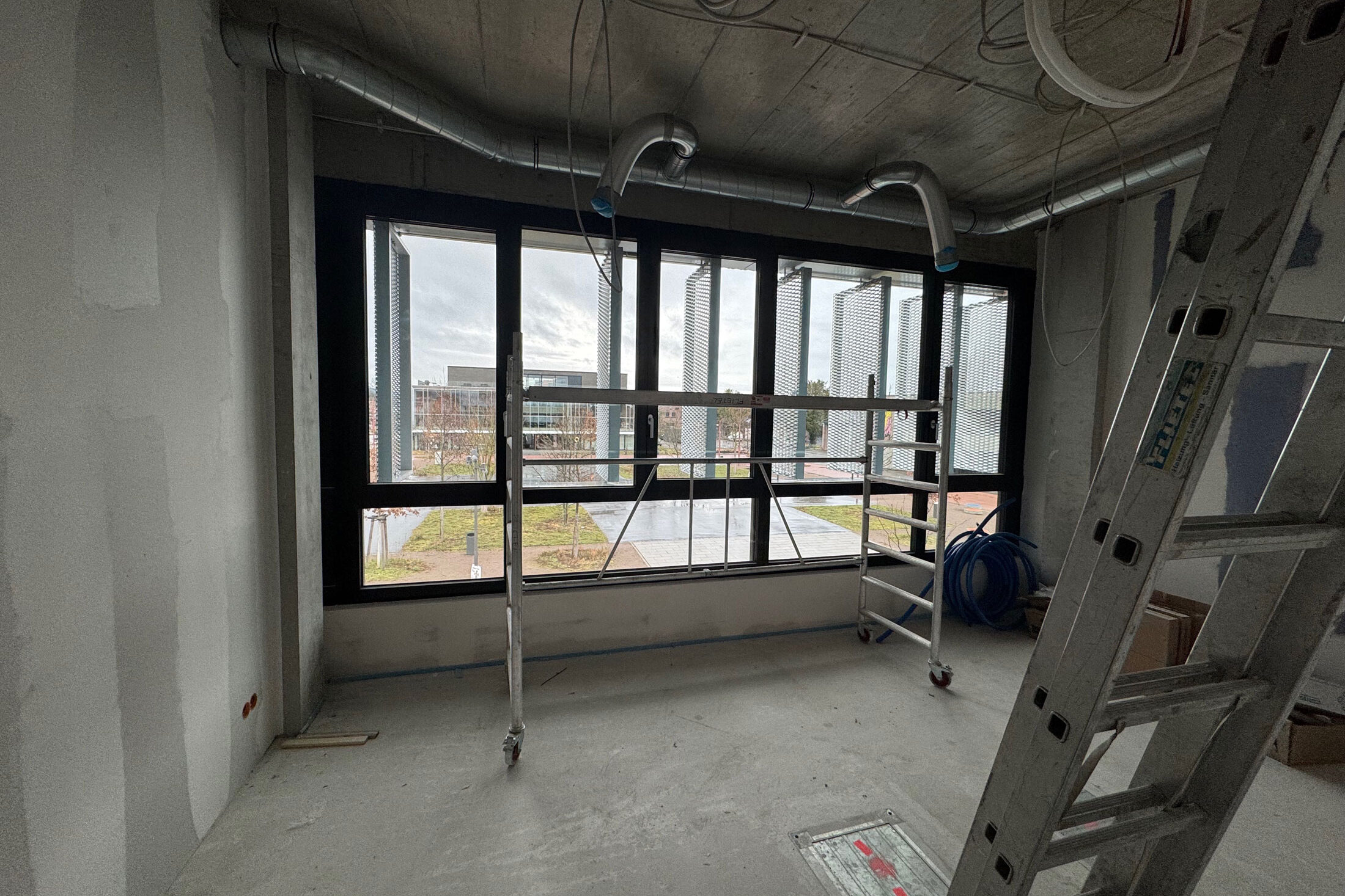 Baustellen-Update: Im Rohbau der neuen Praxis von Lungenärztin Svenja Tenenbaum entsteht ein lichtdurchfluteter Ort für moderne Medizin in Heidelberg.